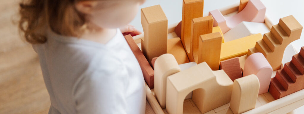子供が使う木製玩具のパーソナライズにも安心・安全な加飾ソリューション