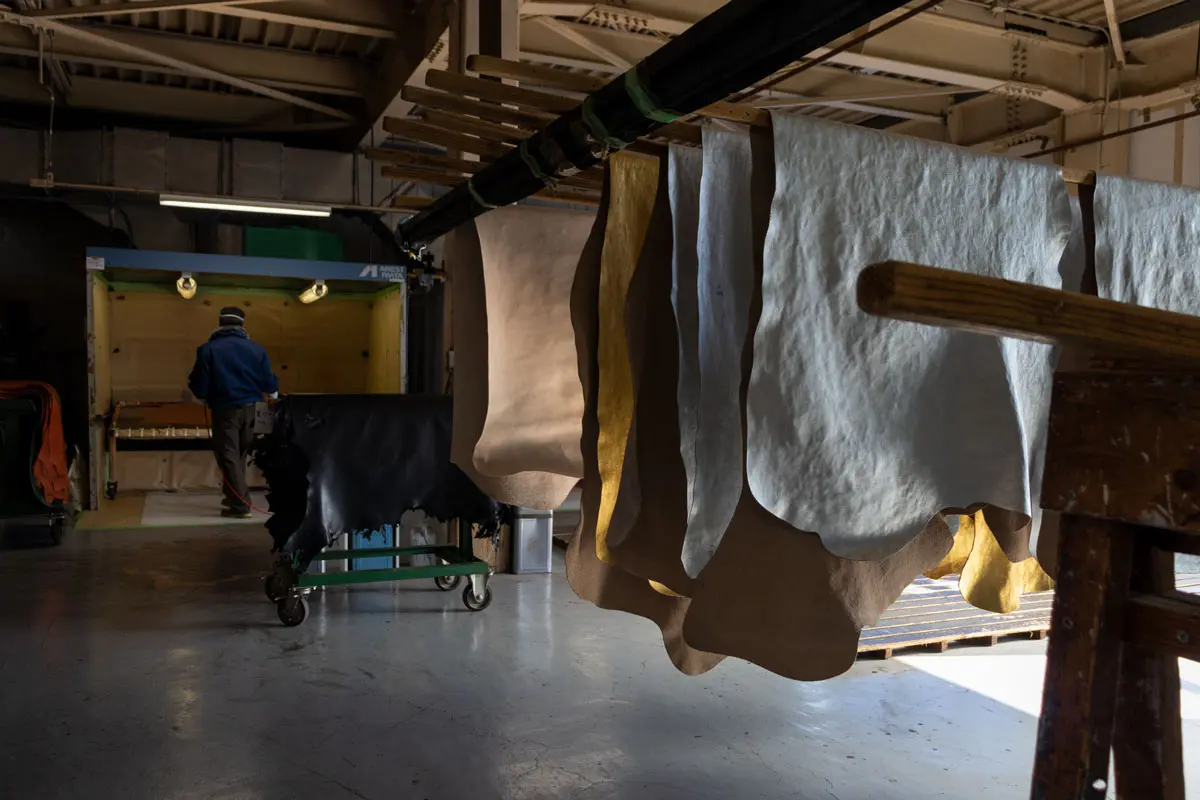 長坂染革が葛飾レザーに込める伝統と革新 - D-BRIDGE